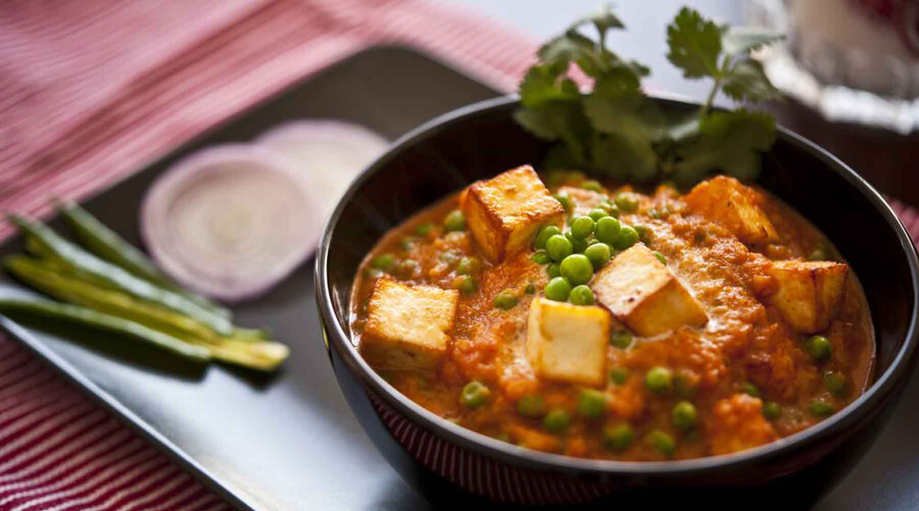 Curry dish with peas and potatoes